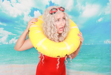 Plajda etkilendim cankurtaran işleri, insanları kurtarmak için lifebuoy kullanır, pinup kırmızı spandex genel yüzme giyer, kapalı duruyor, utandım hissediyor. Omg ve su aktiviteleri kavramı