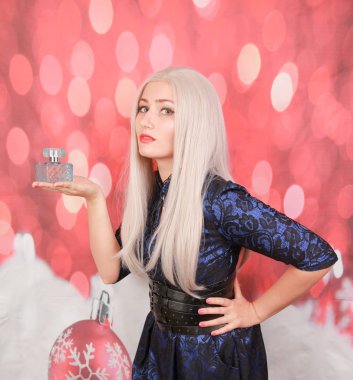 Evinde parfüm şişesi olan güzel genç bir kadın, yakın plan.