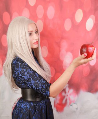 Sarışın artı yeni yılda mükemmel bir vücut hakkında hayal kırmızı noel arka plan kırmızı elma ile boyutu aç kız