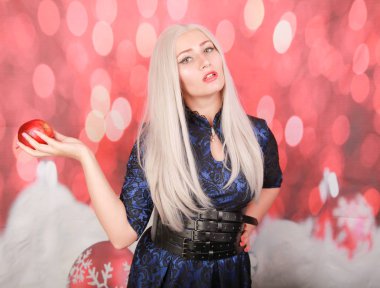 Sarışın artı yeni yılda mükemmel bir vücut hakkında hayal kırmızı noel arka plan kırmızı elma ile boyutu aç kız