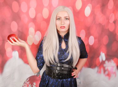 Sarışın artı yeni yılda mükemmel bir vücut hakkında hayal kırmızı noel arka plan kırmızı elma ile boyutu aç kız