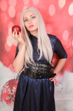 Sarışın artı yeni yılda mükemmel bir vücut hakkında hayal kırmızı noel arka plan kırmızı elma ile boyutu aç kız