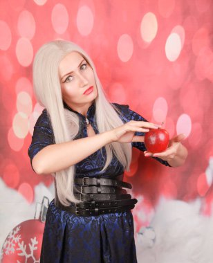 Sarışın artı yeni yılda mükemmel bir vücut hakkında hayal kırmızı noel arka plan kırmızı elma ile boyutu aç kız