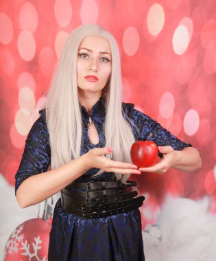 Sarışın artı yeni yılda mükemmel bir vücut hakkında hayal kırmızı noel arka plan kırmızı elma ile boyutu aç kız