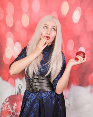 Sarışın artı yeni yılda mükemmel bir vücut hakkında hayal kırmızı noel arka plan kırmızı elma ile boyutu aç kız