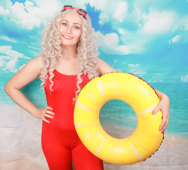 Plajda etkilendim cankurtaran işleri, insanları kurtarmak için lifebuoy kullanır, pinup kırmızı spandex genel yüzme giyer, kapalı duruyor, utandım hissediyor. Omg ve su aktiviteleri kavramı