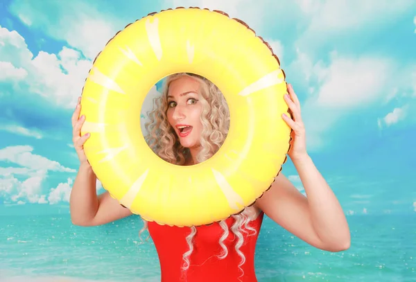 Plajda etkilendim cankurtaran işleri, insanları kurtarmak için lifebuoy kullanır, pinup kırmızı spandex genel yüzme giyer, kapalı duruyor, utandım hissediyor. Omg ve su aktiviteleri kavramı