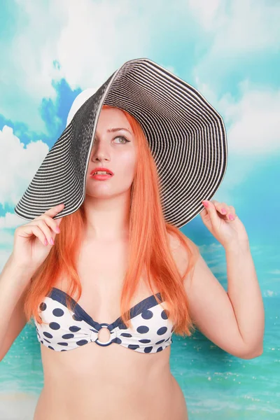 Giovane donna sovrappeso in costume da bagno vicino al mare. Dimensione più riprese in studio — Foto Stock