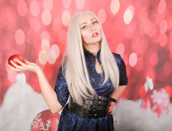 Sarışın artı yeni yılda mükemmel bir vücut hakkında hayal kırmızı noel arka plan kırmızı elma ile boyutu aç kız