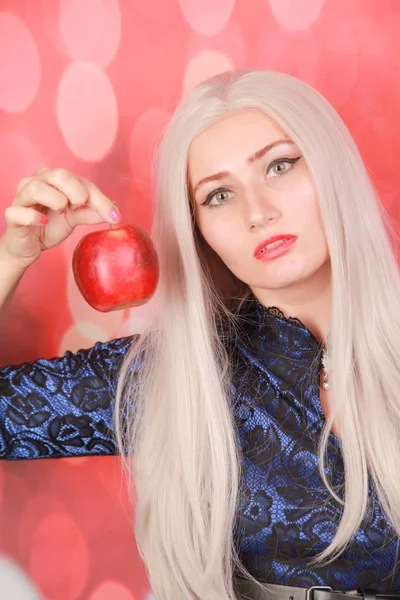 Sarışın artı yeni yılda mükemmel bir vücut hakkında hayal kırmızı noel arka plan kırmızı elma ile boyutu aç kız