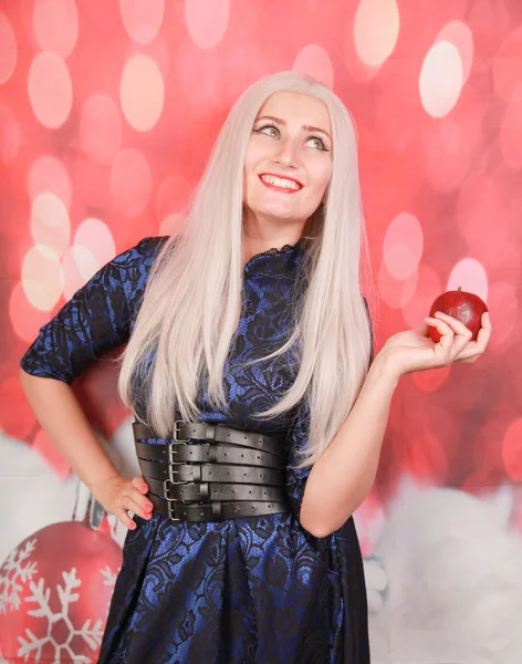 Sarışın artı yeni yılda mükemmel bir vücut hakkında hayal kırmızı noel arka plan kırmızı elma ile boyutu aç kız