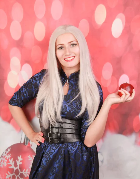 Sarışın artı yeni yılda mükemmel bir vücut hakkında hayal kırmızı noel arka plan kırmızı elma ile boyutu aç kız