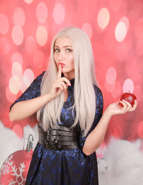 Sarışın artı yeni yılda mükemmel bir vücut hakkında hayal kırmızı noel arka plan kırmızı elma ile boyutu aç kız