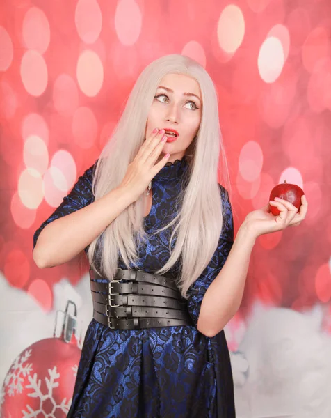 Sarışın artı yeni yılda mükemmel bir vücut hakkında hayal kırmızı noel arka plan kırmızı elma ile boyutu aç kız