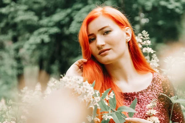 kiraz rengi gece elbisesi kırmızı saçlı kadın şehir parkı arka planda yürüyüş ve yaz keyfini çıkarın