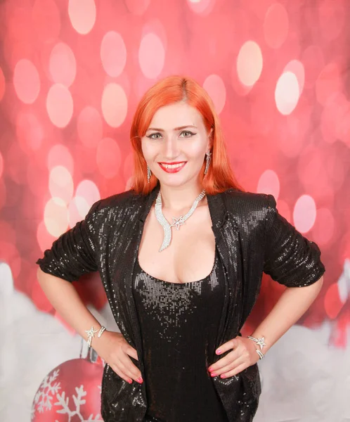 noel arka plan üzerinde kırmızı ruj ile mutlu gülümseyen kızıl kız