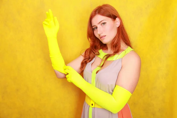Cute Fashion Lady met lange satijn mode gele handschoenen — Stockfoto