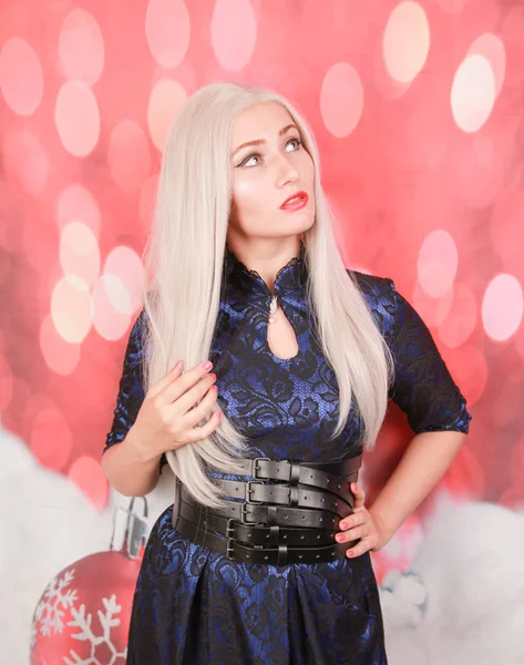 kırmızı arka plan üzerinde tokalar ile şık geniş kemer güzel sarışın bayan