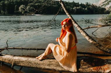 yaz sıcak şehir parkı yürüyüş sevimli kızıl saçlı kız