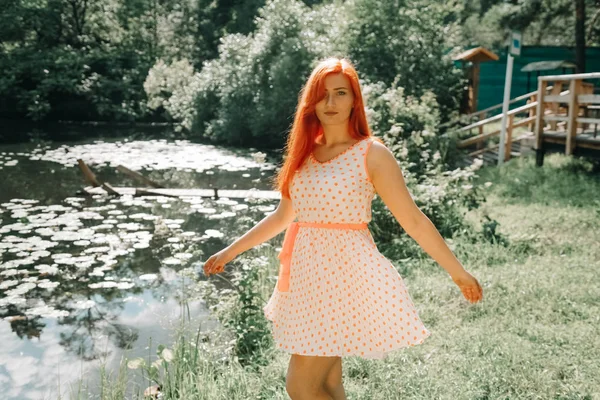 Bonito ruiva menina andando no verão quente cidade parque — Fotografia de Stock