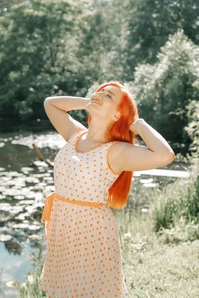 Schattig roodharige meisje wandelen in de zomer Hot City Park — Stockfoto