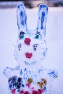 kimse ile noel şehrinde akşam sevimli karlı kardan adam