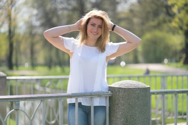 kot kıyafeti şehir parkında yürüyerek rahatlatıcı güzel kadın