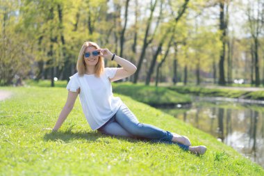 kot kıyafeti şehir parkında yürüyerek rahatlatıcı güzel kadın