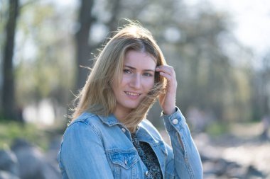 kot kıyafeti şehir parkında yürüyerek rahatlatıcı güzel kadın