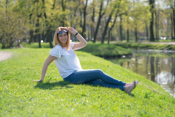 kot kıyafeti şehir parkında yürüyerek rahatlatıcı güzel kadın