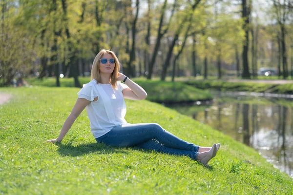 kot kıyafeti şehir parkında yürüyerek rahatlatıcı güzel kadın