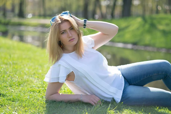 kot kıyafeti şehir parkında yürüyerek rahatlatıcı güzel kadın