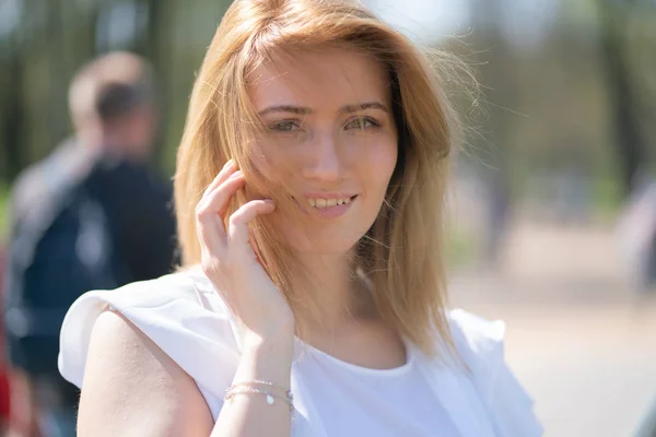 Милая счастливая кавказская блондинка с стрижкой Боба в городском парке под открытым небом — стоковое фото