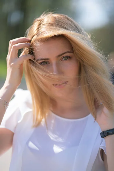 Cute Happy kaukaski blond dziewczyna z fryzura bob w parku miejskim na zewnątrz — Zdjęcie stockowe