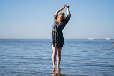 Şifon elbise çekici artı boyutu kadın mavi denizde parlak su sahiptir