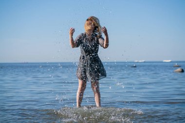 Şifon elbise çekici artı boyutu kadın mavi denizde parlak su sahiptir