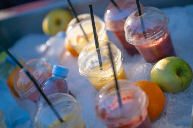 Çilek ve portakal kokteylleri ve buz yeşil elma