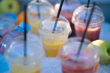 Çilek ve portakal kokteylleri ve buz yeşil elma