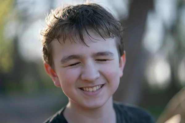 Riendo feliz niño alegre emocionalmente relajarse y amar la vida en la naturaleza retrato al aire libre —  Fotos de Stock