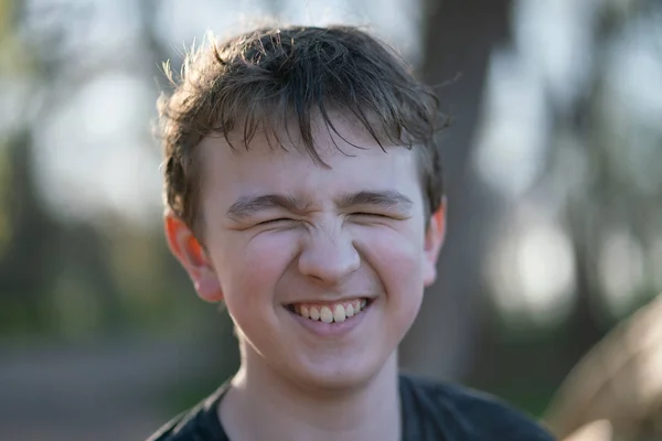 Lachen gelukkig vrolijke kind jongen emotioneel ontspannen en liefde leven op natuur Outdoor Portret — Stockfoto