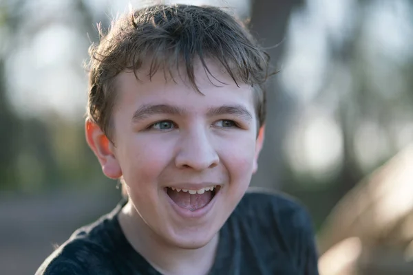 Lachen gelukkig vrolijke kind jongen emotioneel ontspannen en liefde leven op natuur Outdoor Portret — Stockfoto
