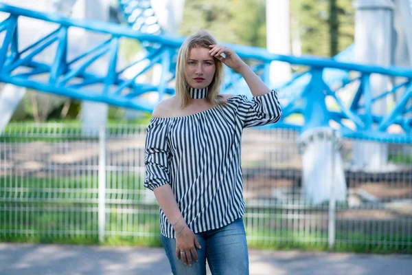 Unga kaukasiska flicka i randig skjorta Walking in Park på semesterdag — Stockfoto