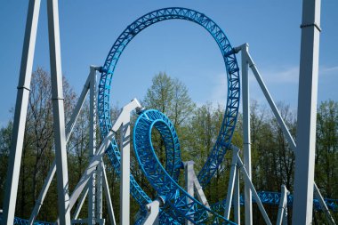 Eğlence parkı ile mavi bir gökyüzü arka plan olarak sürmek.