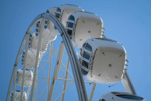 Parc d'attractions promenades avec un ciel très bleu comme arrière-plan — Photo