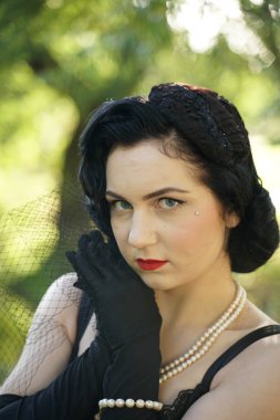 Doğada siyah elbise açık güzel pinup kız Portresi