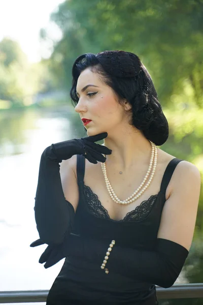 Doğada siyah elbise açık güzel pinup kız Portresi — Stok fotoğraf