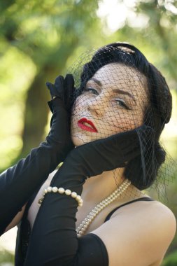 Yüzünü peçe ile moda düğün saç modeli ile siyah gelin kadar güzel pin