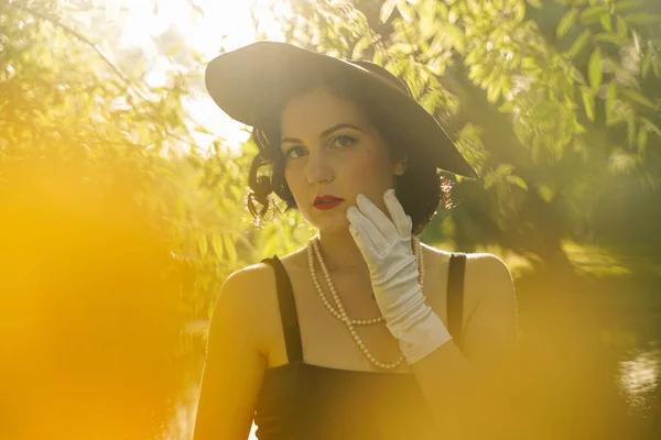 Сексуальная молодая красивая женщина в винтажной шляпе ретро и соблазнительное лицо на открытом воздухе — стоковое фото