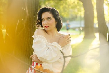retro stil poz genç güzel beyaz kadın. gün batımı akşamı beyaz gömlek kız kadar pin.
