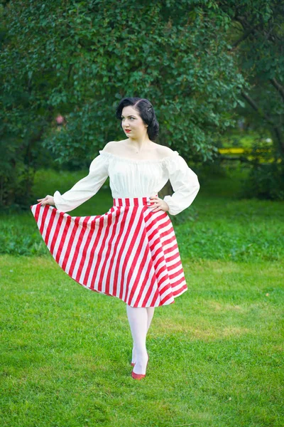 Portrait vintage d'une femme en robe rétro blanche et rouge dans le parc de la ville — Photo
